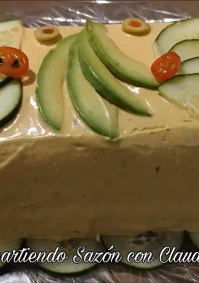 Una foto de Pastel frío de ensalada de Camarón🌹