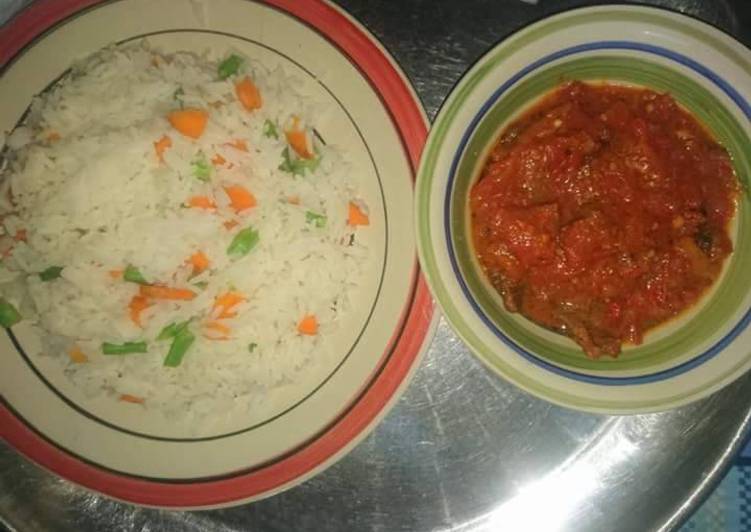 White rice with carrots and green peas with tomato sauce