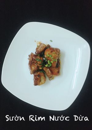 Hình của món Sườn Rim Nước Dừa.