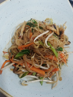 Una foto de Que tal algo ligero para cenar? Wok de fideos de arroz