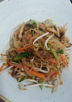 Una foto de Que tal algo ligero para cenar? Wok de fideos de arroz