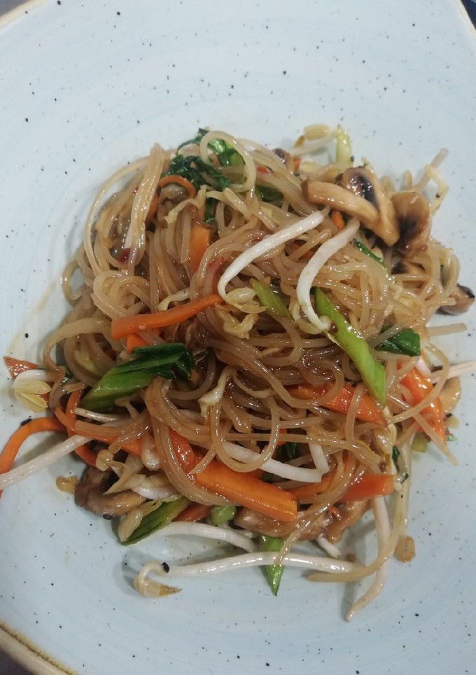 Una foto de Que tal algo ligero para cenar? Wok de fideos de arroz