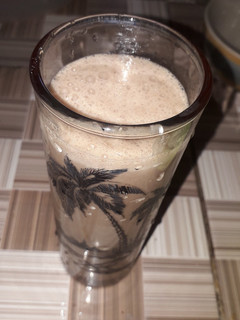 Una foto de Batido de plátano con chocolate y avellanas