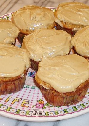 बटर स्कॉच कप केक विद कैरमल सॉस (butterscotch cup cake with caramel sauce recipe in Hindi) रेसिपी मुख्य फोटो