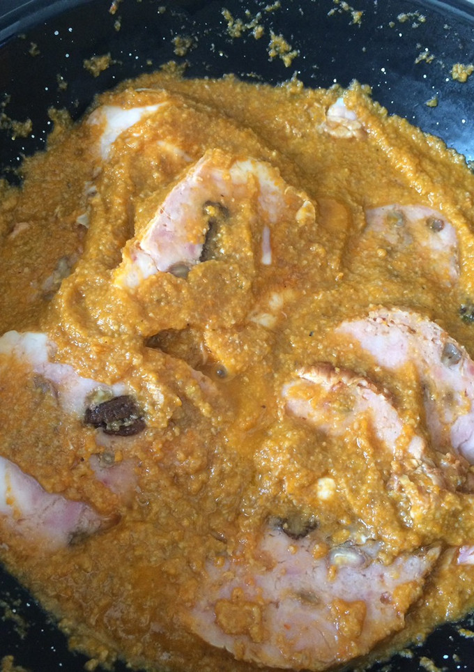 Una foto de Pollo relleno de ciruela con salsa de verduras