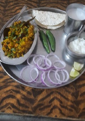 ઘઉંના ફાડા ની ખીચડી (Wheat Fada Khichdi Recipe In Gujarati) રેસીપી મુખ્ય ફોટો