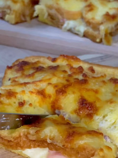 Una foto de Sándwich mixto doble queso gratinado
