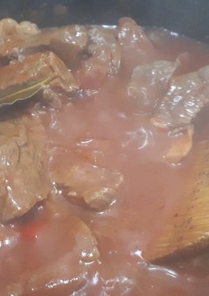 Una foto de Salsa roja con carne estofada