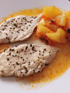 Una foto de Pechuga y patatas al vapor con salsa. Thermomix. TM6. Cenas ligeras