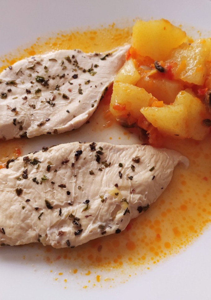 Una foto de Pechuga y patatas al vapor con salsa. Thermomix. TM6. Cenas ligeras