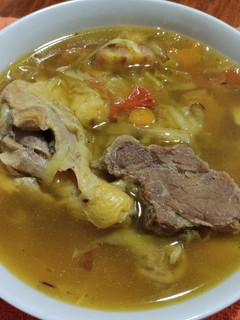Una foto de Sopa de pollo y res con viandas