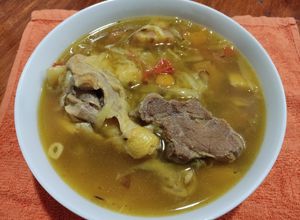 Una foto de Sopa de pollo y res con viandas