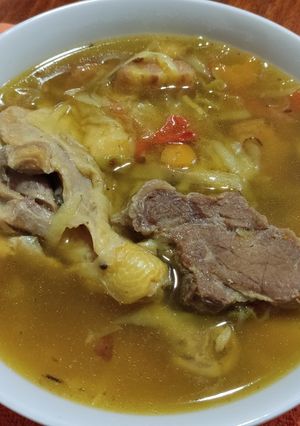 Una foto de Sopa de pollo y res con viandas