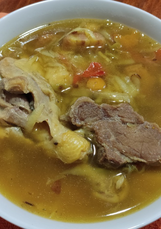 Una foto de Sopa de pollo y res con viandas
