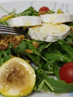 Una foto de Ensalada de rúcula con higos frescos, queso de cabra y cebolla crujiente