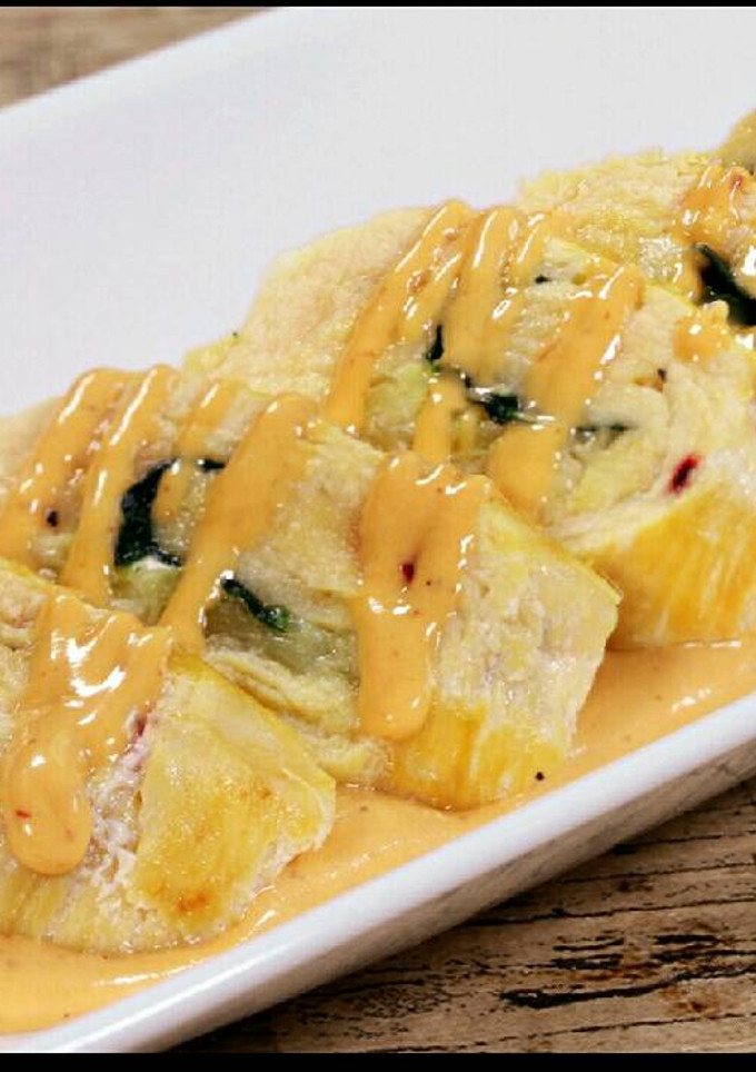 Una foto de Pechugas rellenas de espinacas en salsa de parmesano con chipotl