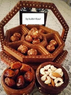 खजूर के लड्डू(khajur ke laddu recipe in hindi) रेसिपी मुख्य फोटो