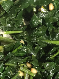 Una foto de Espinacas con piñones y una sugerencia