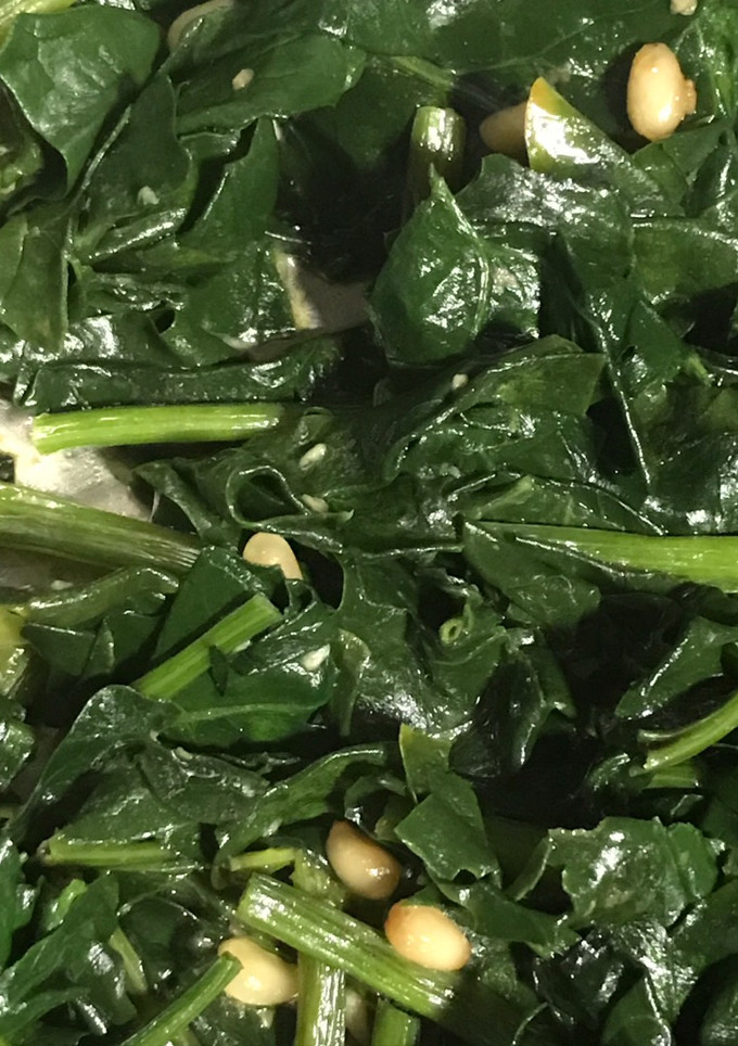 Una foto de Espinacas con piñones y una sugerencia