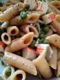 Penne integrali con piselli e surimi
