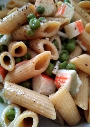 Foto di Penne integrali con piselli e surimi