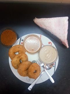 मेदू वडासांबर (Medu vada sambar recipe in Hindi) रेसिपी मुख्य फोटो