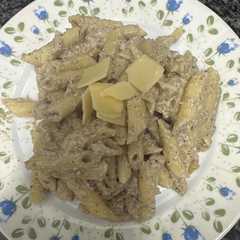 Una foto de 629. Pennes con salsa de cuatro quesos y salsa de trufa (principal pasta)