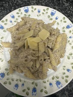 Una foto de 629. Pennes con salsa de cuatro quesos y salsa de trufa (principal pasta)