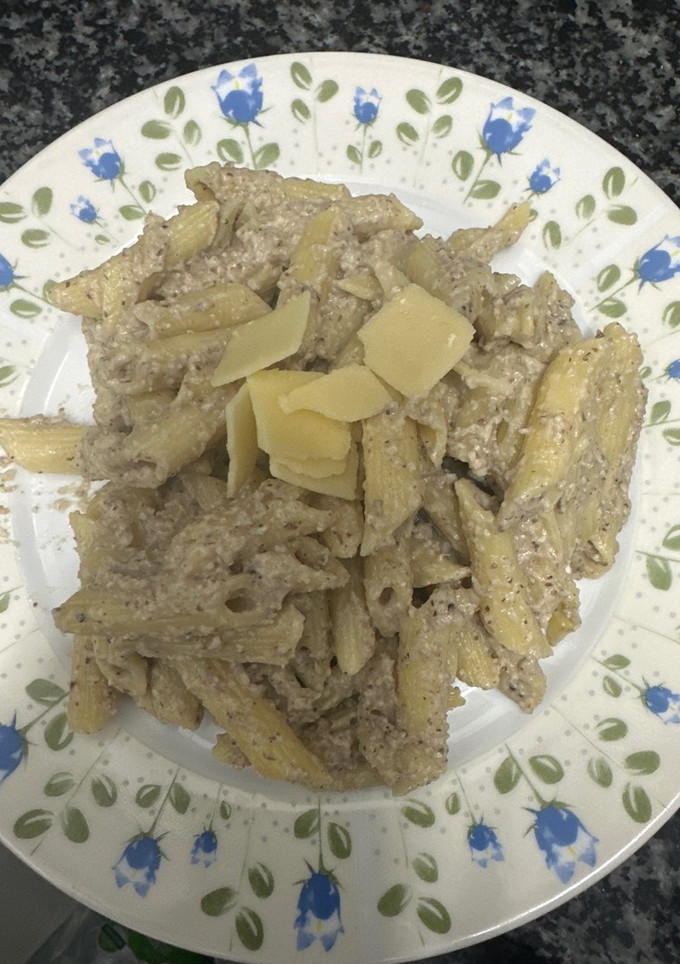 Una foto de 629. Pennes con salsa de cuatro quesos y salsa de trufa (principal pasta)
