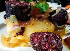 Una foto de MORCILLA y Papas con Miel de Vinagre...!