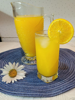 Una foto de Naranjada con limón