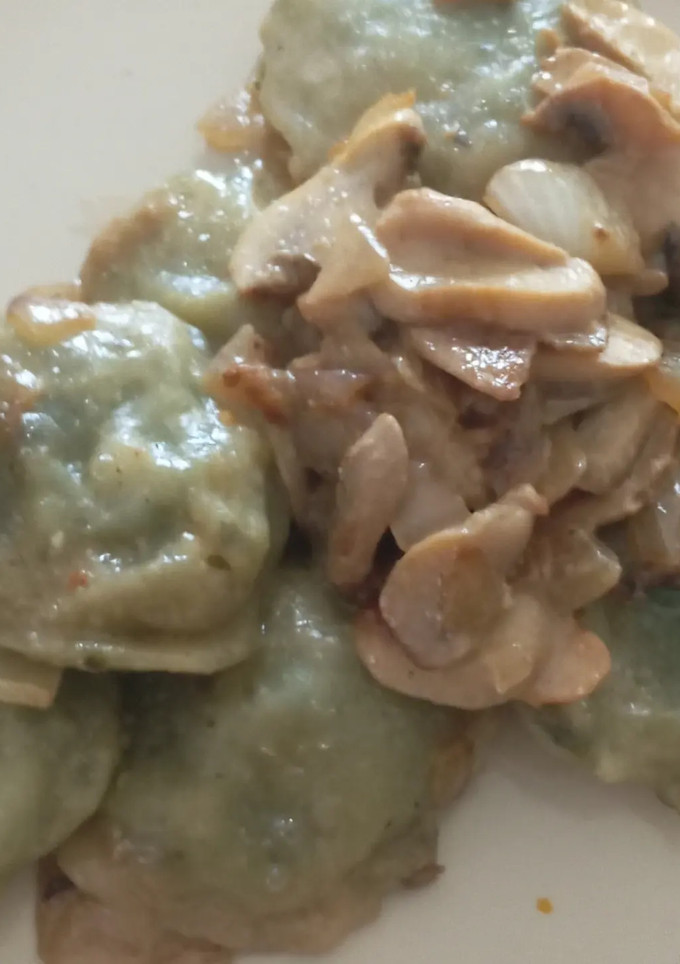Una foto de Sorrentinos veganos de algas con salsa de champignones