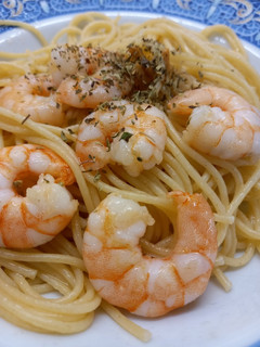 Una foto de Spaghetti al ajo con langostinos, bueno bonito, barato