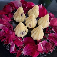 A picture of Coconut modak.