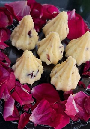 A picture of Coconut modak.