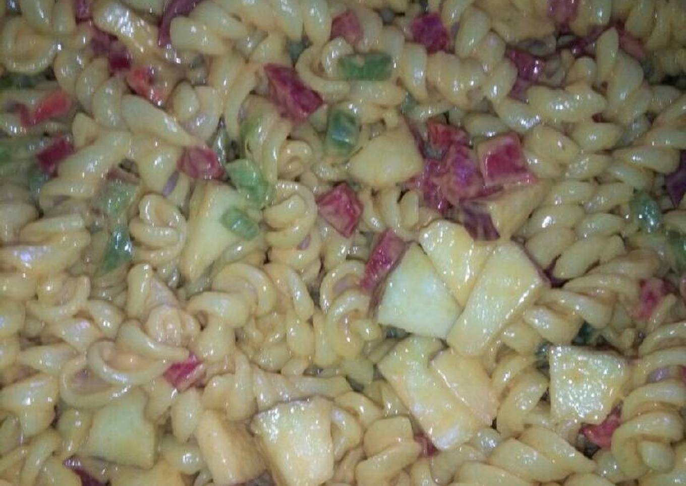 Fusilli salad with apple