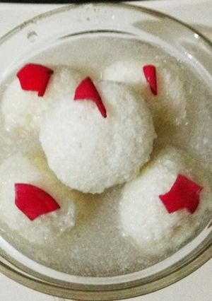 A picture of Nariyal rasgullae.
