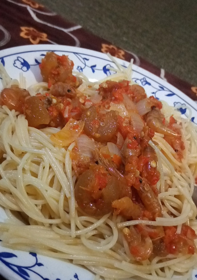 A picture of Local shrimp sauce.