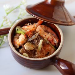 A picture of Thai style ginger Prawns with glass noodle baked in claypot - กุ้งอบวุ้นเส้น 🦐.