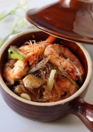 A picture of Thai style ginger Prawns with glass noodle baked in claypot - กุ้งอบวุ้นเส้น 🦐.