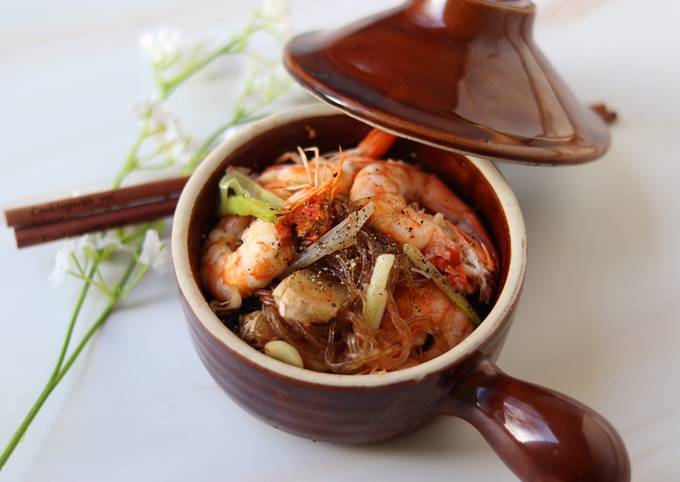 Thai style ginger Prawns with glass noodle baked in claypot - กุ้งอบวุ้นเส้น 🦐