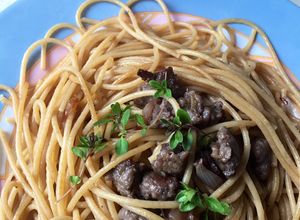 Foto di Spaghetti con salsiccia sfumata al vino rosso, con un pizzico di timo e maggiorana