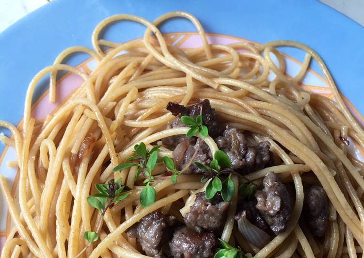 Spaghetti con salsiccia sfumata al vino rosso, con un pizzico di timo e maggiorana