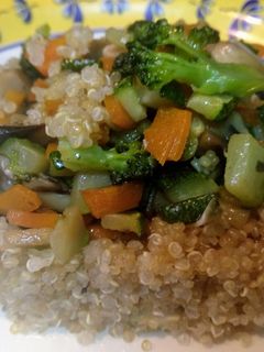 Una foto de Quinoa con verduras