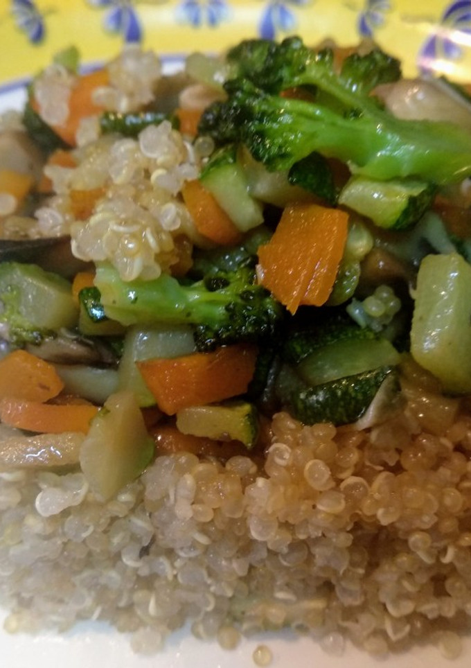 Una foto de Quinoa con verduras