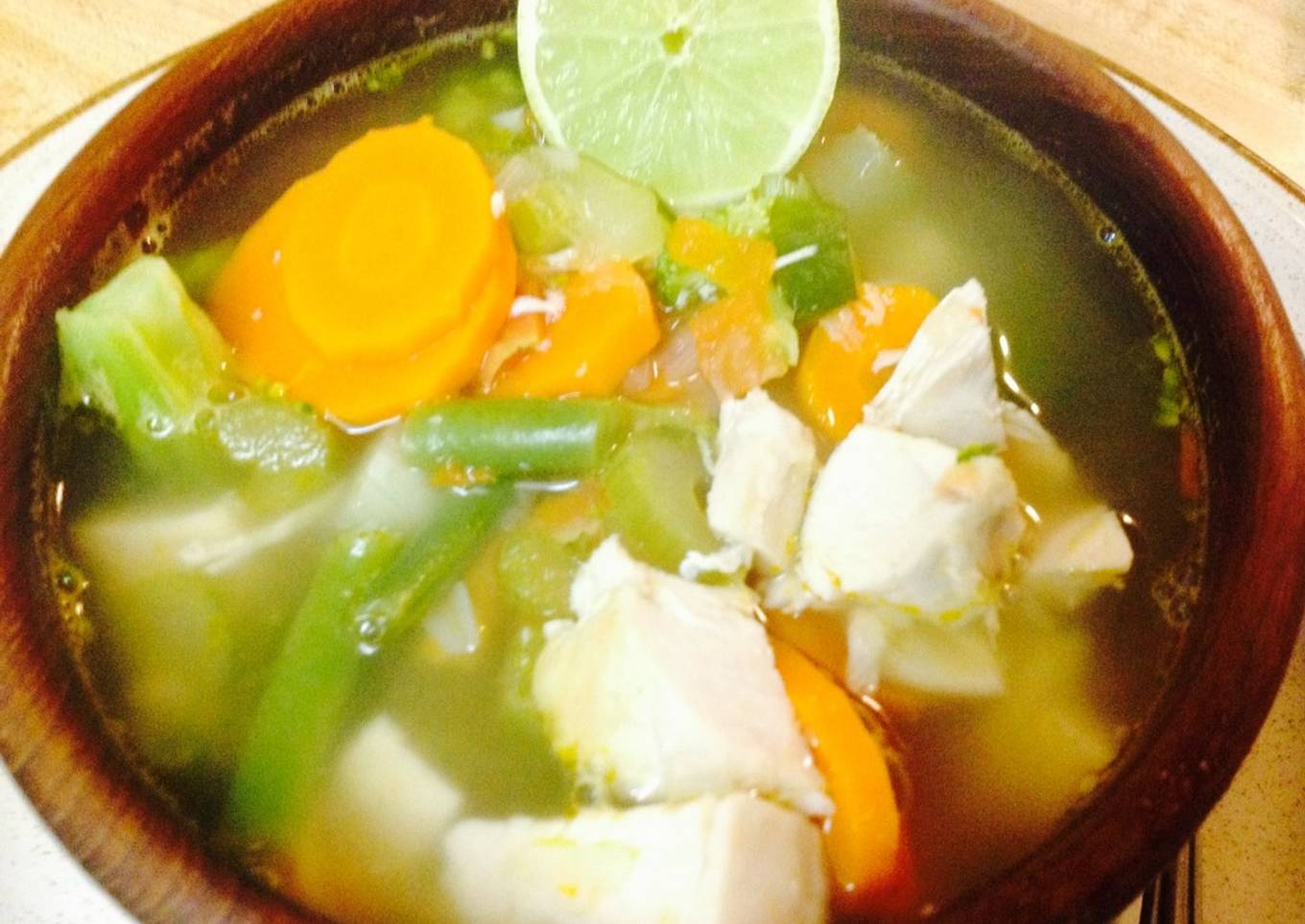 Sopa de Verduras con Pollo