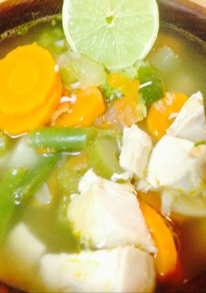 Una foto de Sopa de Verduras con Pollo