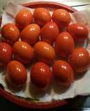 Κόκκινα αυγά με άσπρα αυγά και φυσικά υλικά