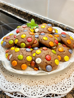 Una foto de Cookies de chocolate con Lacasitos “sin gluten”