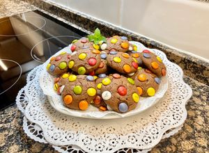 Una foto de Cookies de chocolate con Lacasitos “sin gluten”